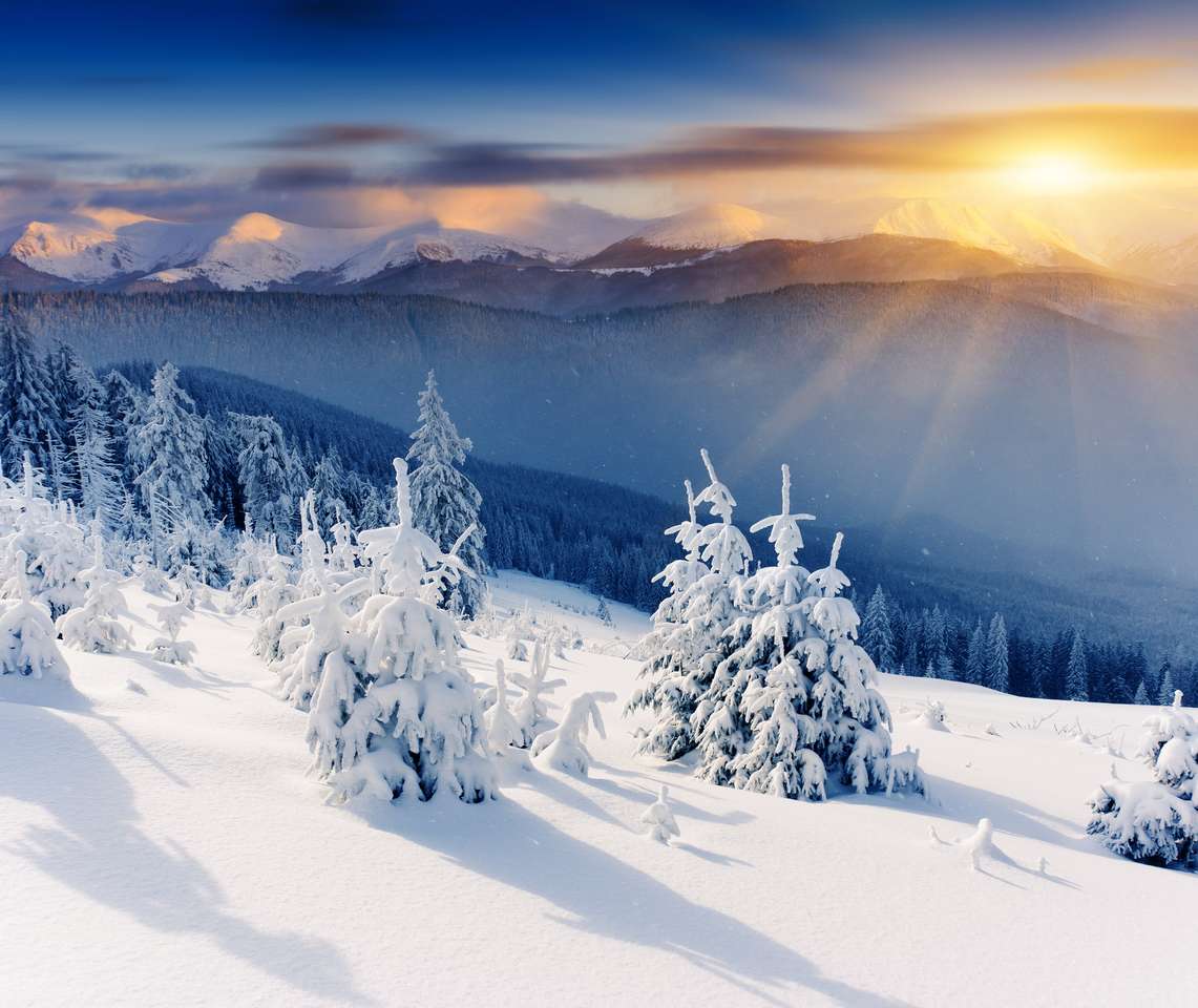 Majestatyczny zachód słońca w zimowym krajobrazie gór puzzle online