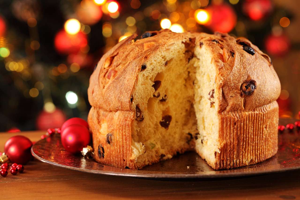 Świąteczny tort panettone i ozdoby świąteczne. puzzle online