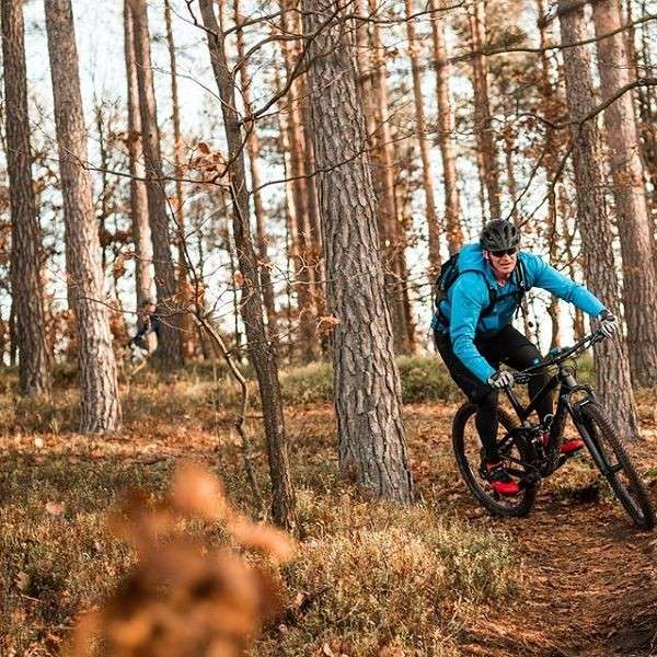 Jazda na górskim rowerze w lesie puzzle online