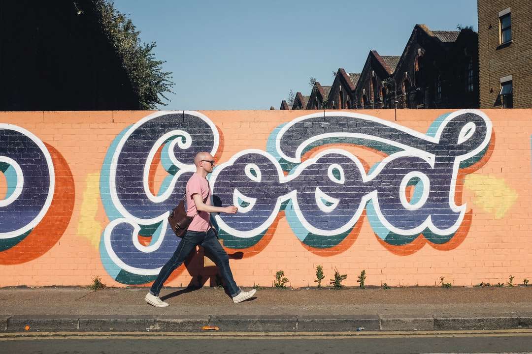 mężczyzna idący obok ściany graffiti puzzle online