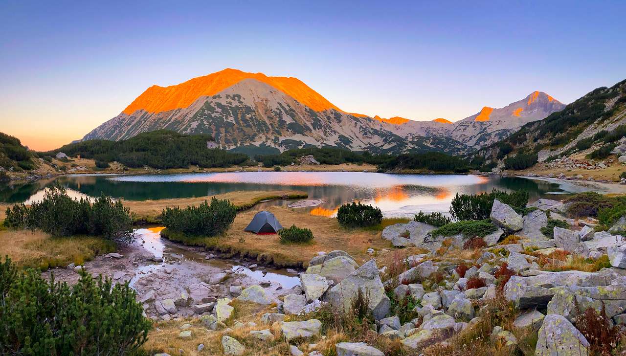 Zachód słońca nad jeziorem Muratovo w górach Pirin puzzle online
