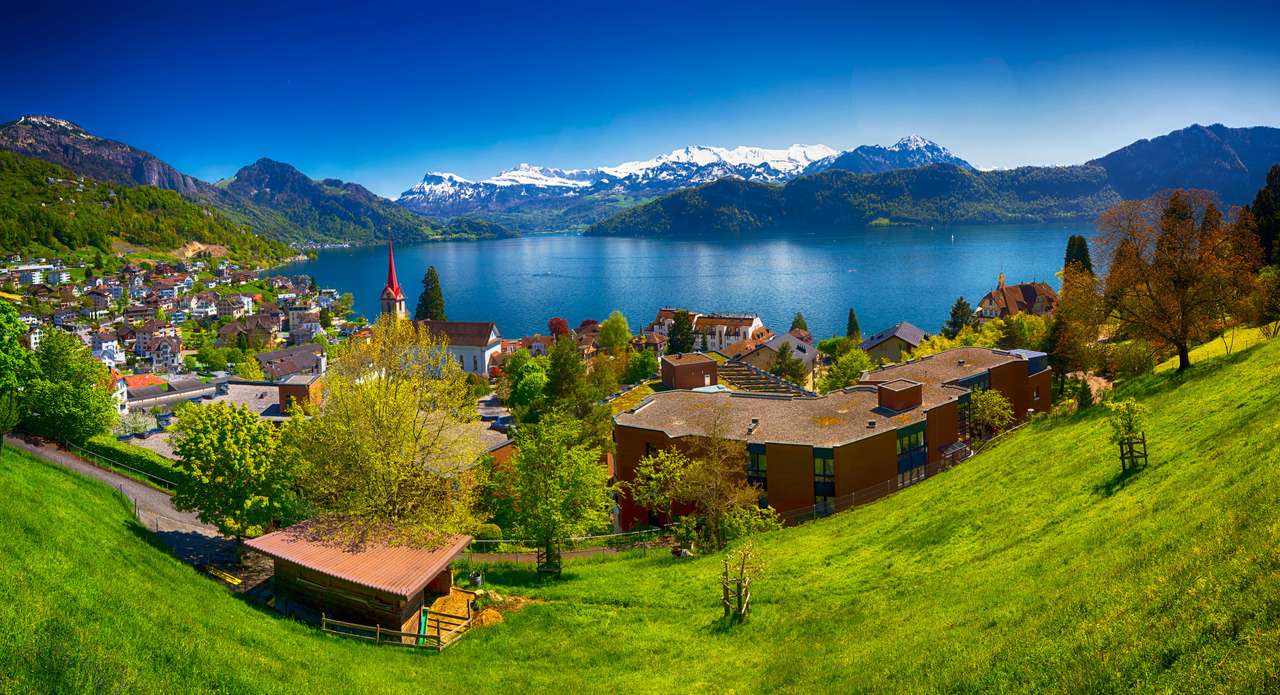 Panorama miejscowości Weggis, Jezioro Czterech Kantonów (Vierwaldstatersee), Góra Pilatus i Alpy Szwajcarskie w tle w pobliżu słynnego miasta Lucerna (Lucerna), Szwajcaria puzzle online