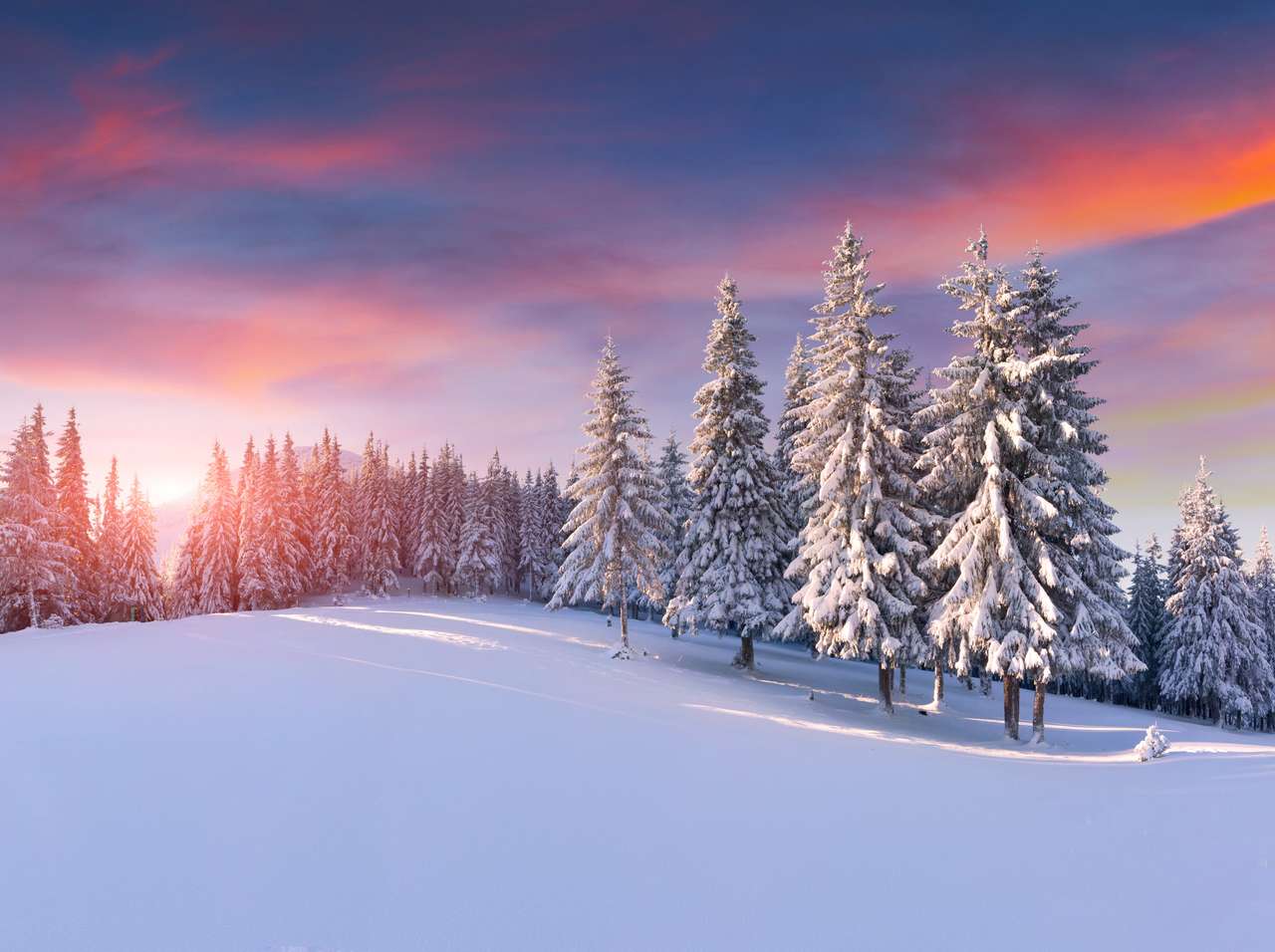 Kolorowy zimowy wschód słońca w górach puzzle online
