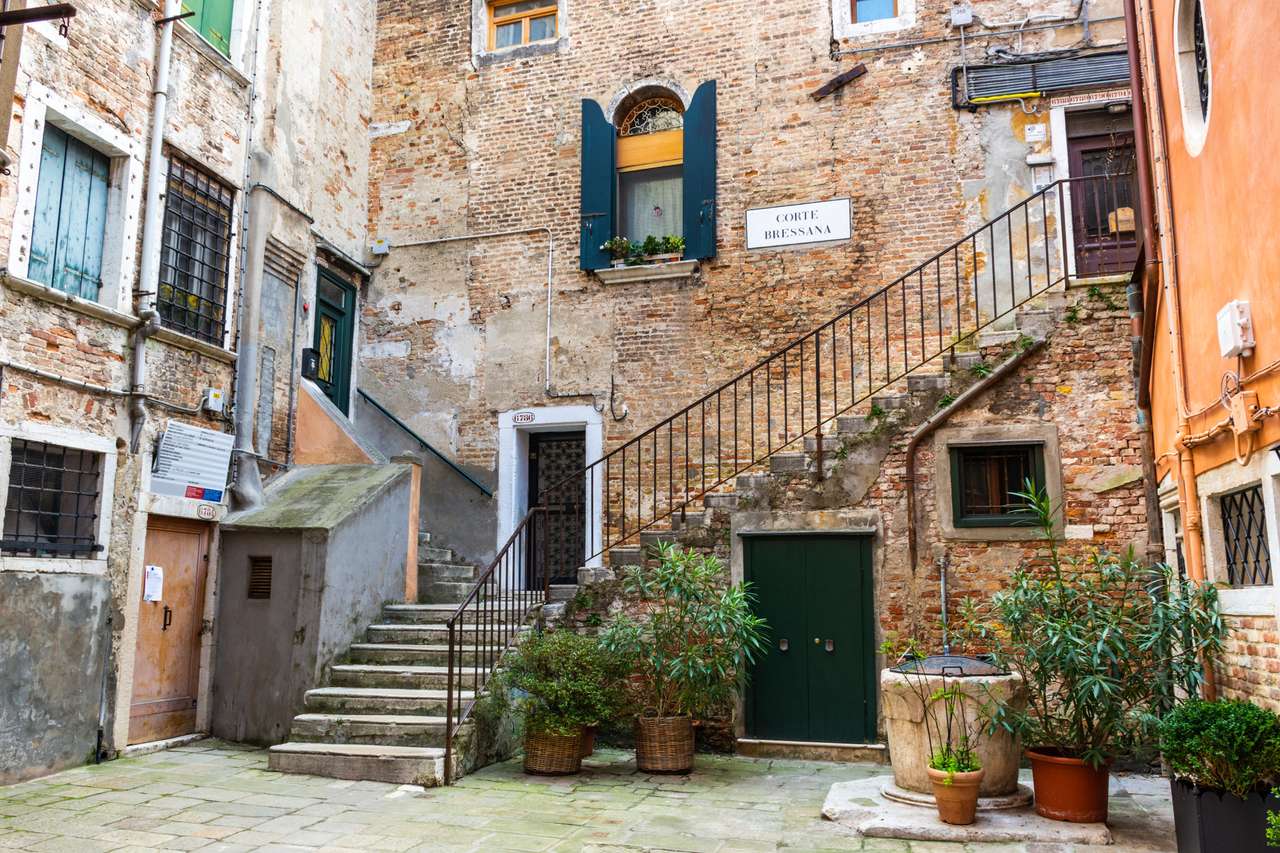 Piękne podwórko tradycyjnych domów w Wenecji, Włochy puzzle online