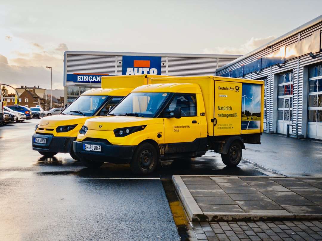 żółty i niebieski van na drodze w ciągu dnia puzzle online
