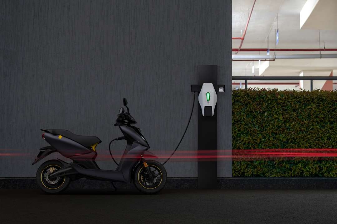 czarno-czerwony motocykl zaparkowany przy szarej ścianie puzzle online