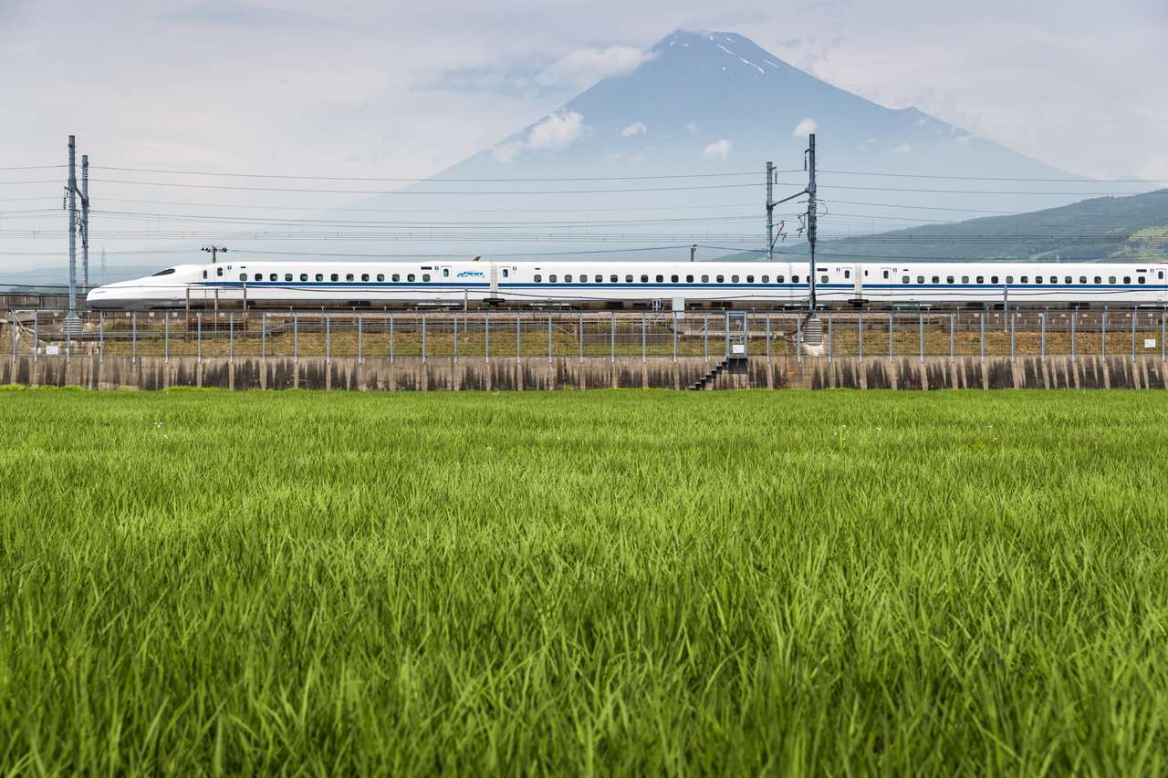 Pociąg Shinkansen i góra Fuji puzzle online