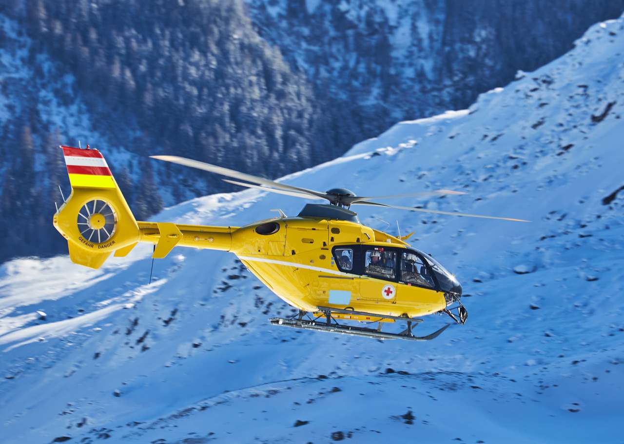 żółty helikopter na tle ośnieżonych gór puzzle online