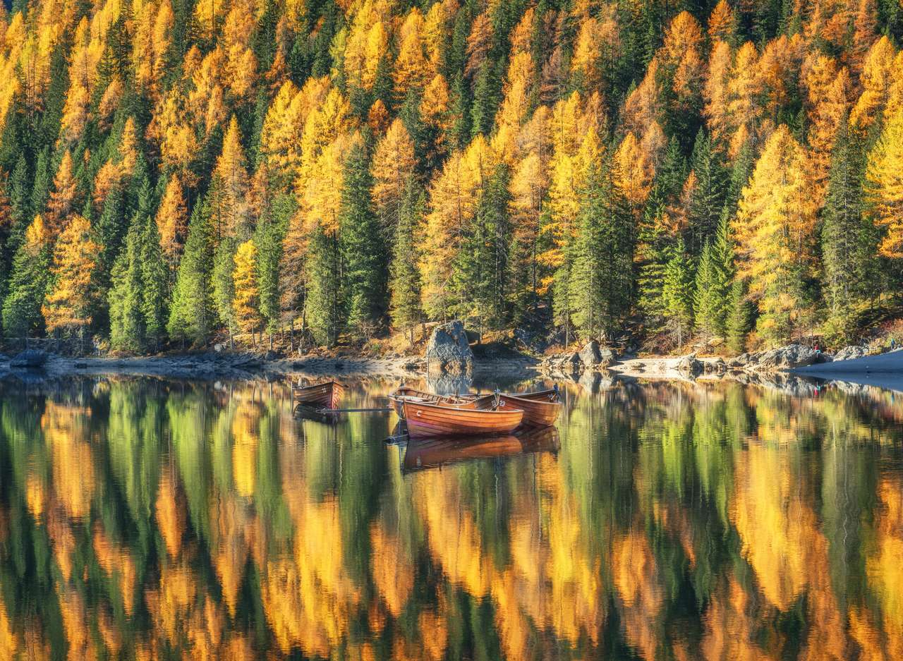Drewniane łodzie na jeziorze Braies o wschodzie słońca puzzle online