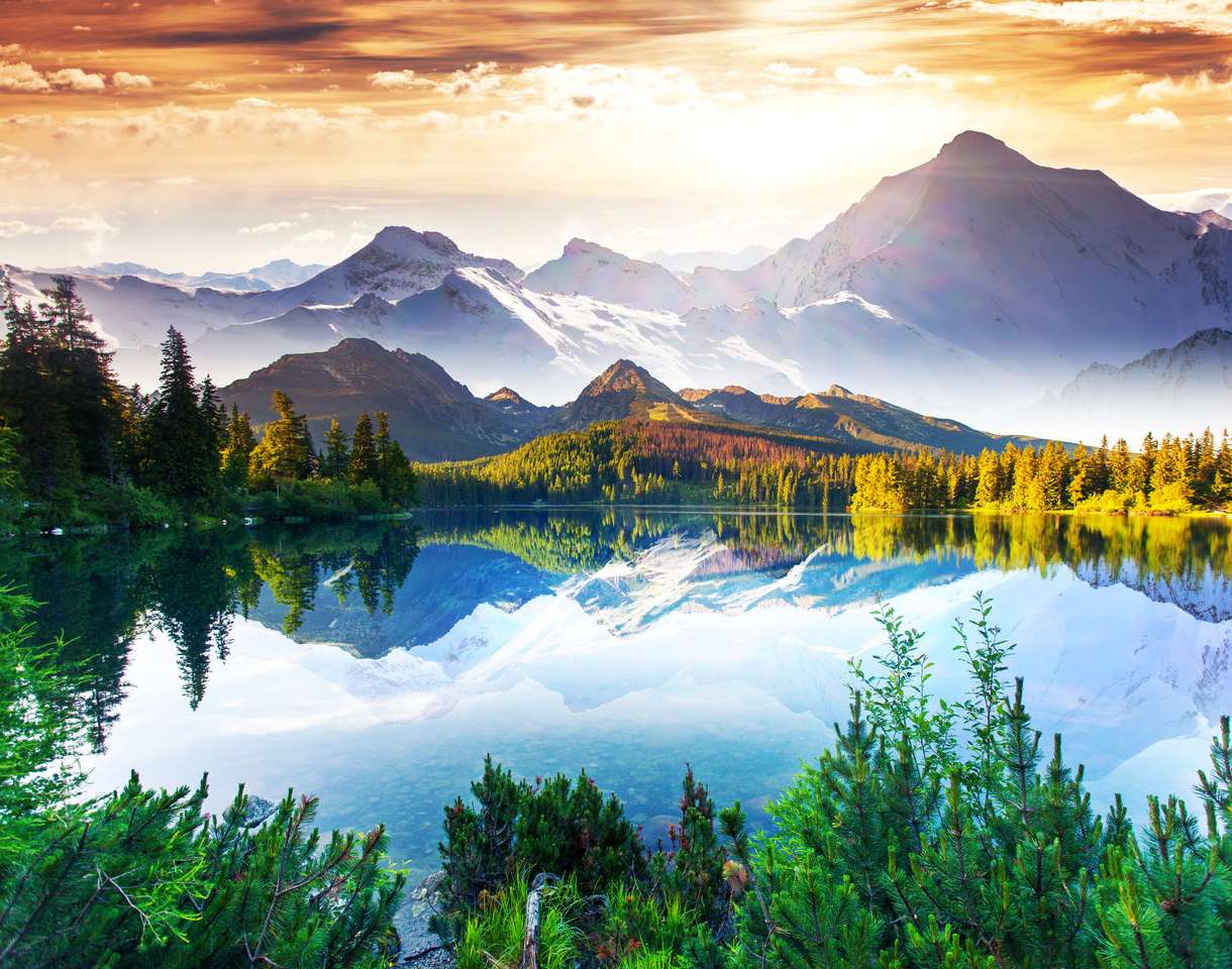 Fantastyczny słoneczny dzień jest w górskim jeziorze puzzle online