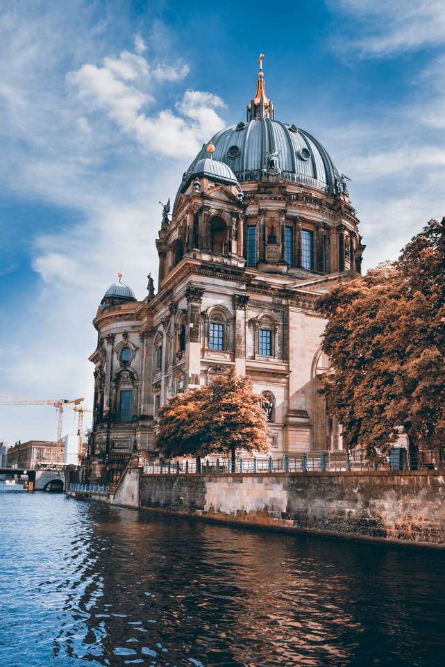 Katedra w Berlinie zza wody w słoneczny dzień puzzle online