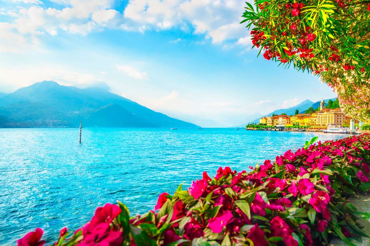 Miasto Bellagio i kwiaty w pojezierzu Como puzzle online