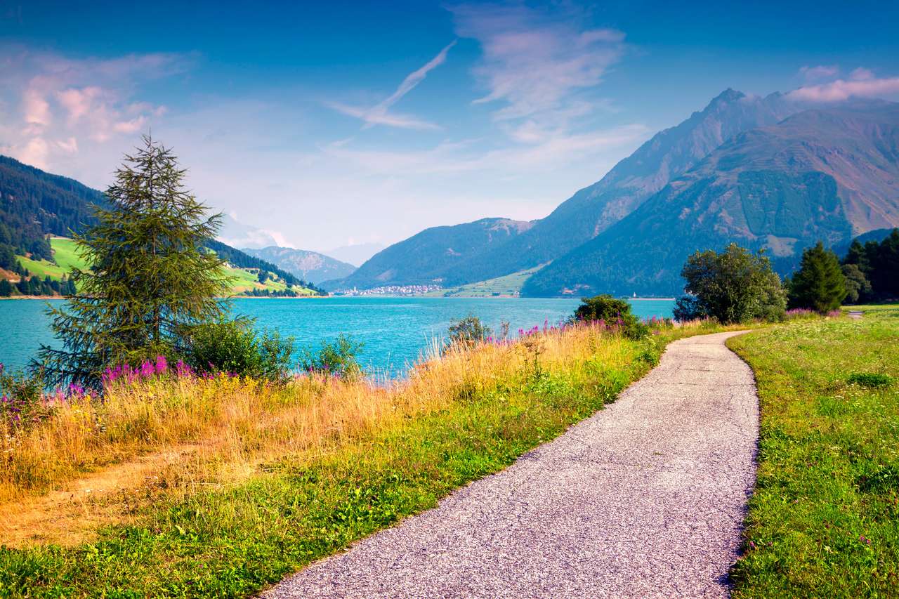 Ścieżka rowerowa wokół jeziora Resia we włoskich Alpach puzzle online