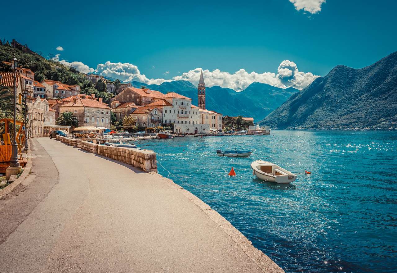 Port i łodzie w zatoce Boka Kotor, Czarnogóra puzzle online