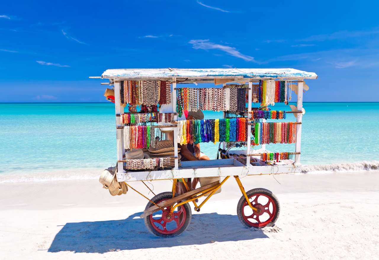 Wózek z typowymi pamiątkami na plaży Varadero puzzle online