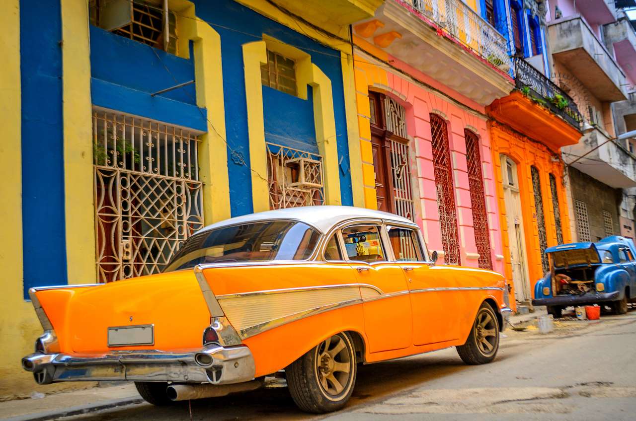 stary amerykański samochód na ulicy kubańskiej stolicy Hawany puzzle