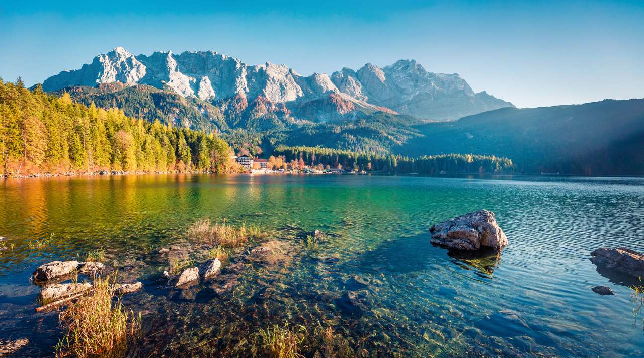 Jezioro Eibsee z pasmem górskim Zugspitze puzzle online