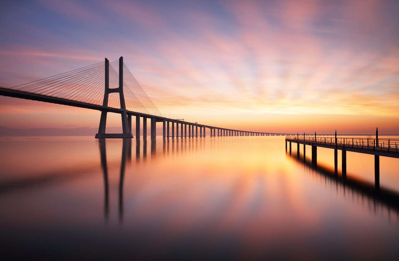 Most w Lizbonie - Vasco da Gama o wschodzie słońca, Portugalia puzzle online