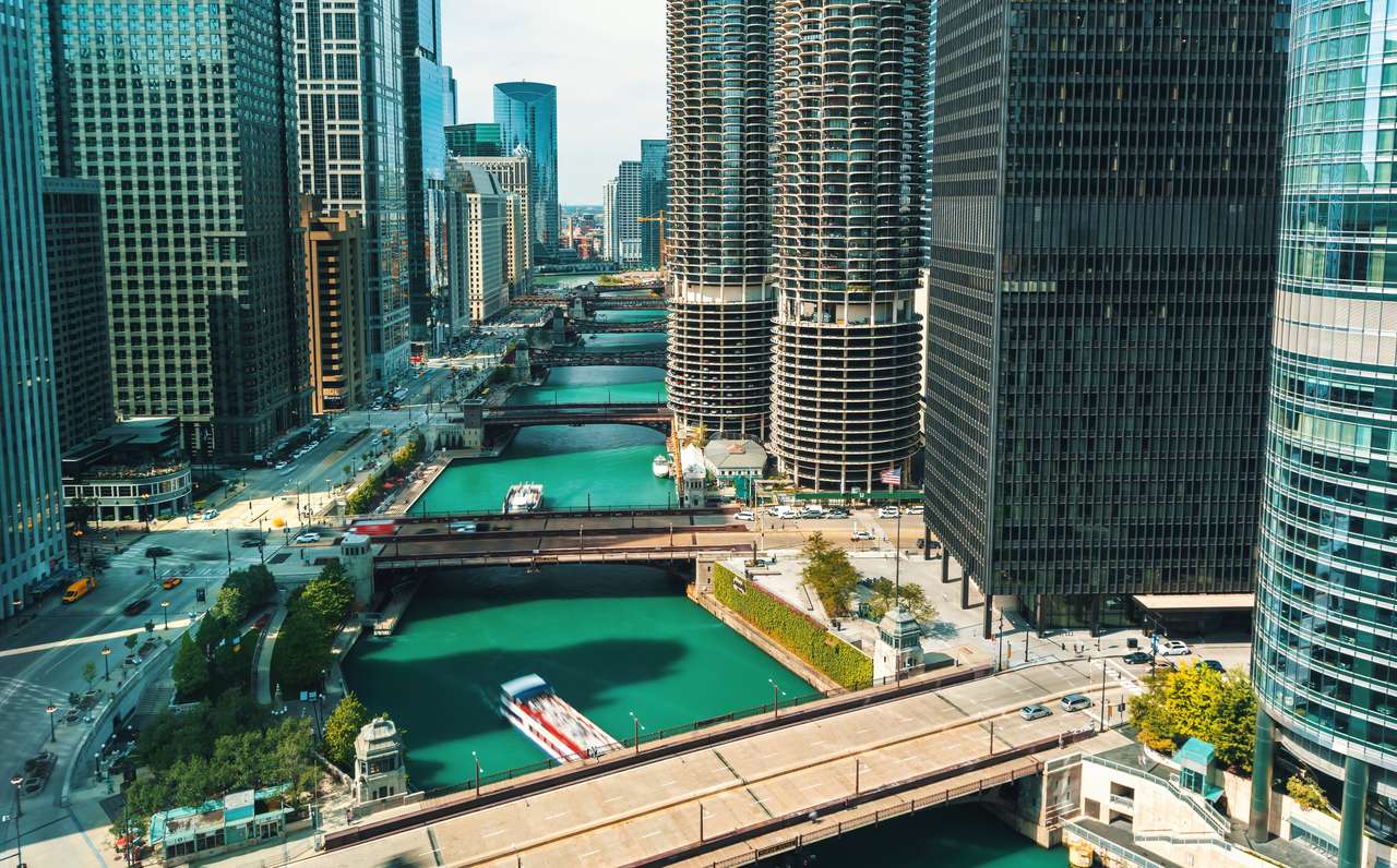 Rzeka Chicago z łodziami i ruchem ulicznym w centrum Chicago puzzle online