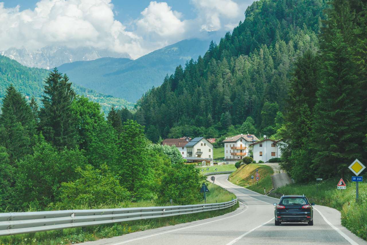 Podróż samochodem przez małe miasteczko w górach puzzle online