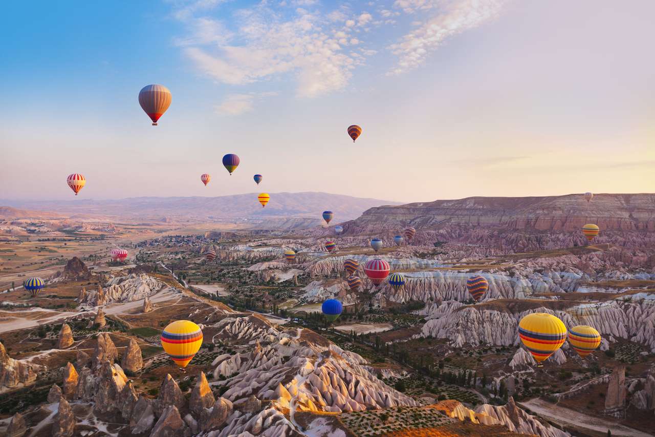 Balon na ogrzane powietrze lecący nad skalnym krajobrazem puzzle online