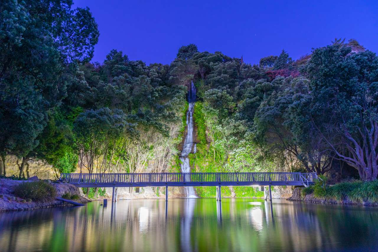 Nocny widok na wodospad Stulecia w Napier, Nowa Zelandia puzzle online