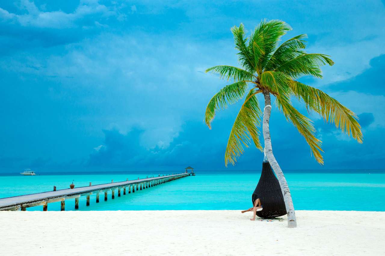 Malediwy z białą piaszczystą plażą puzzle online