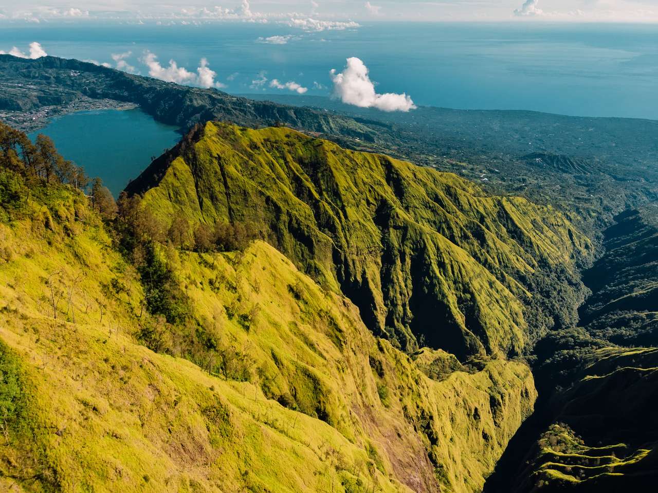Kaldera Batur i jezioro z lasem na Bali puzzle online