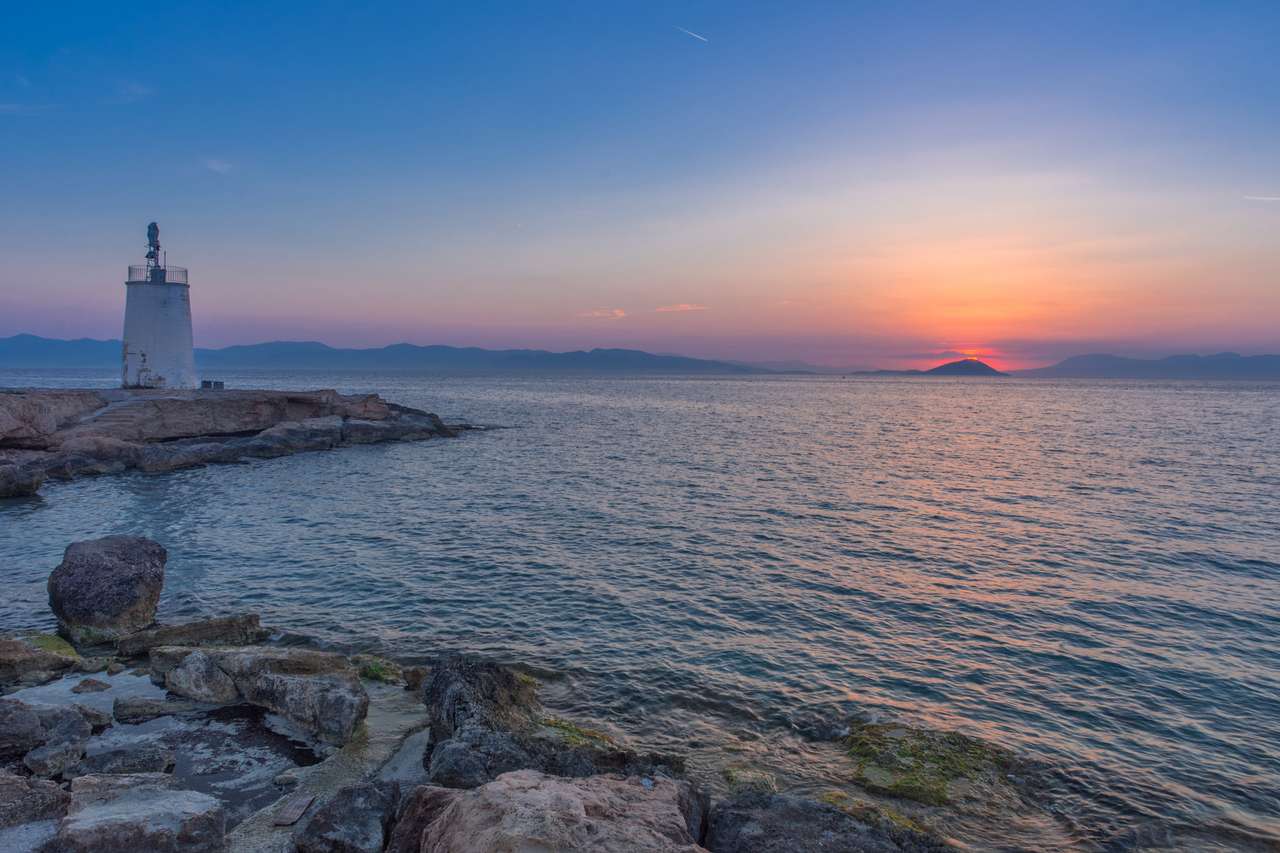 Stara mała latarnia morska na wyspie Egina puzzle online