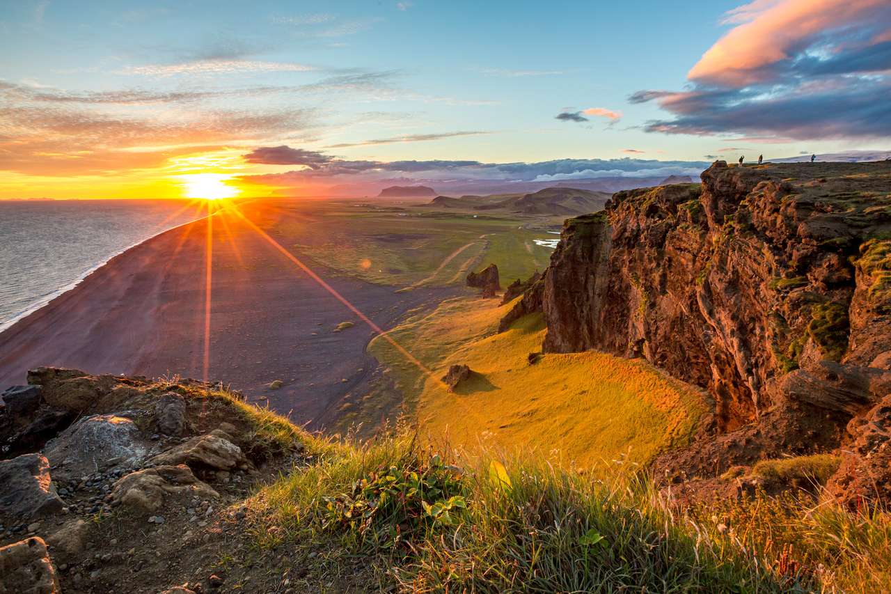 Krajobraz kolorowy letni zachód słońca nad wysokim klifem puzzle online