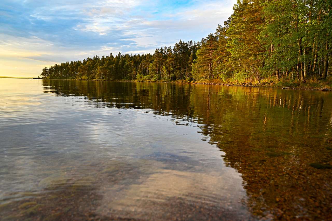 Spokojna woda i piękny zachód słońca w Szwecji puzzle online