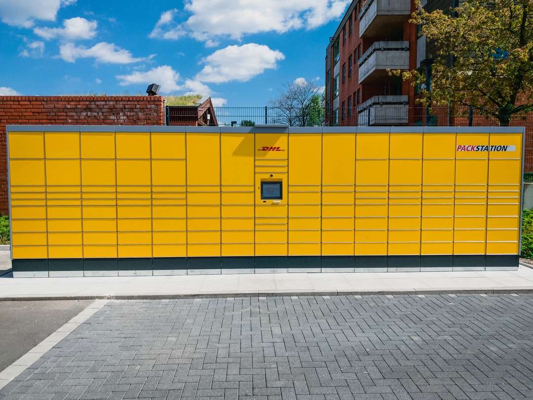 budynek z betonu żółto-brązowego puzzle online
