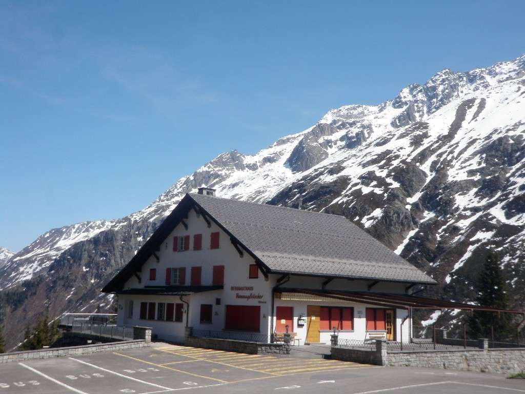Dom z panoramą Alp puzzle online