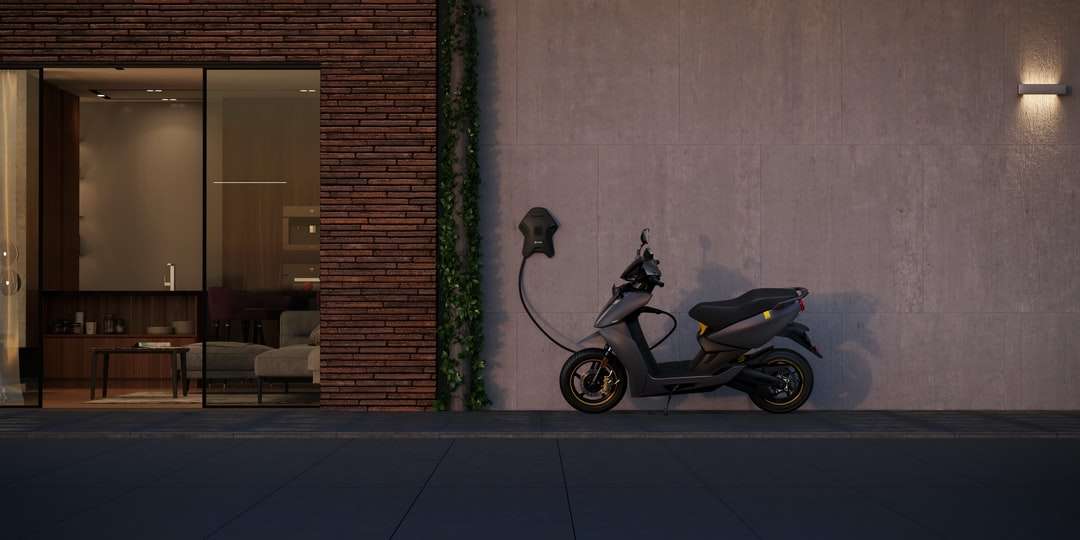 czarny motocykl zaparkowany obok brązowego muru puzzle online