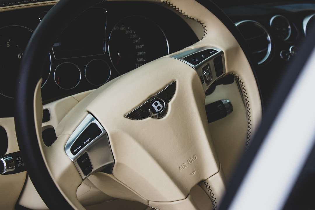 beżowo-czarna kierownica samochodowa Bentley puzzle online
