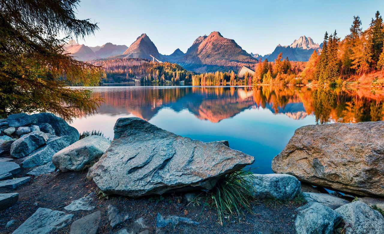 Świecące górskie wzgórza nad jeziorem Szczyrbskie Jezioro puzzle online
