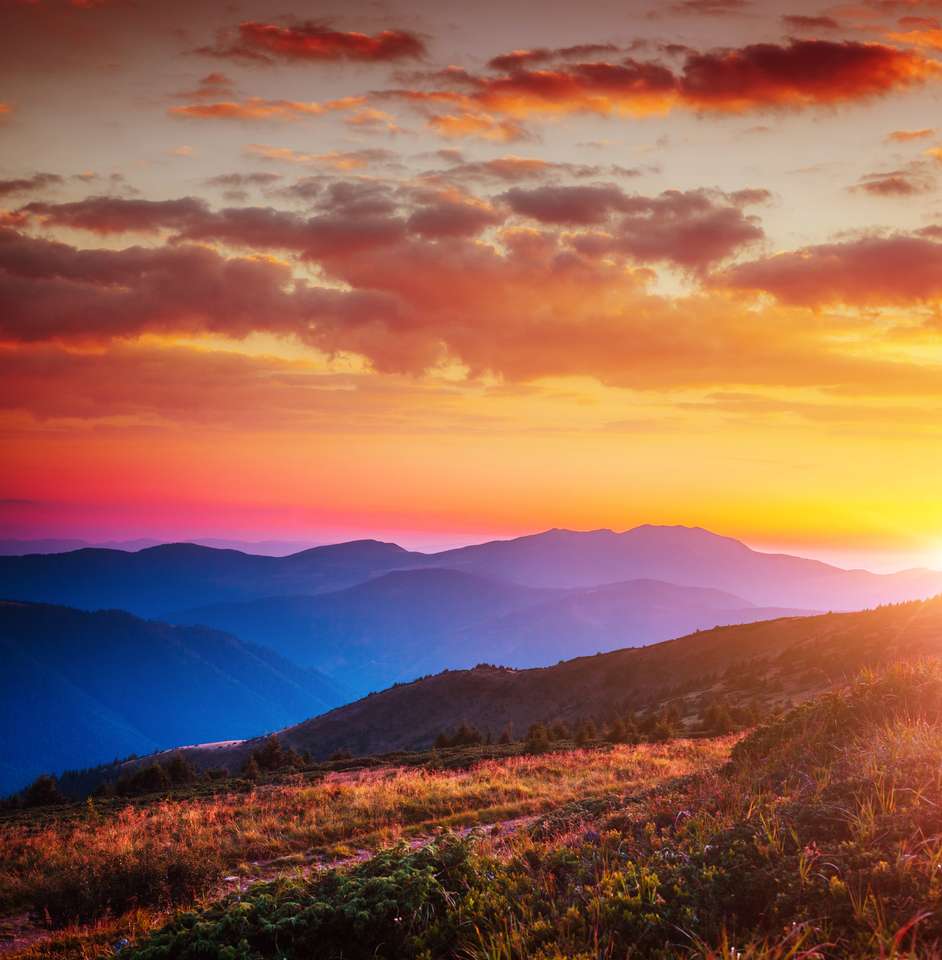 Alpejskie góry są oświetlone zachodem słońca puzzle online