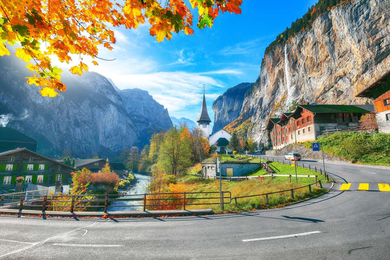 Vista deslumbrante de outono da vila de Lauterbrunnen quebra-cabeça