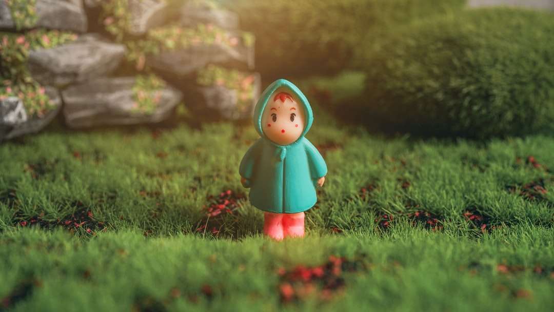 rudowłosa dziewczyna w zielonej sukience figurka na zielonej trawie puzzle online