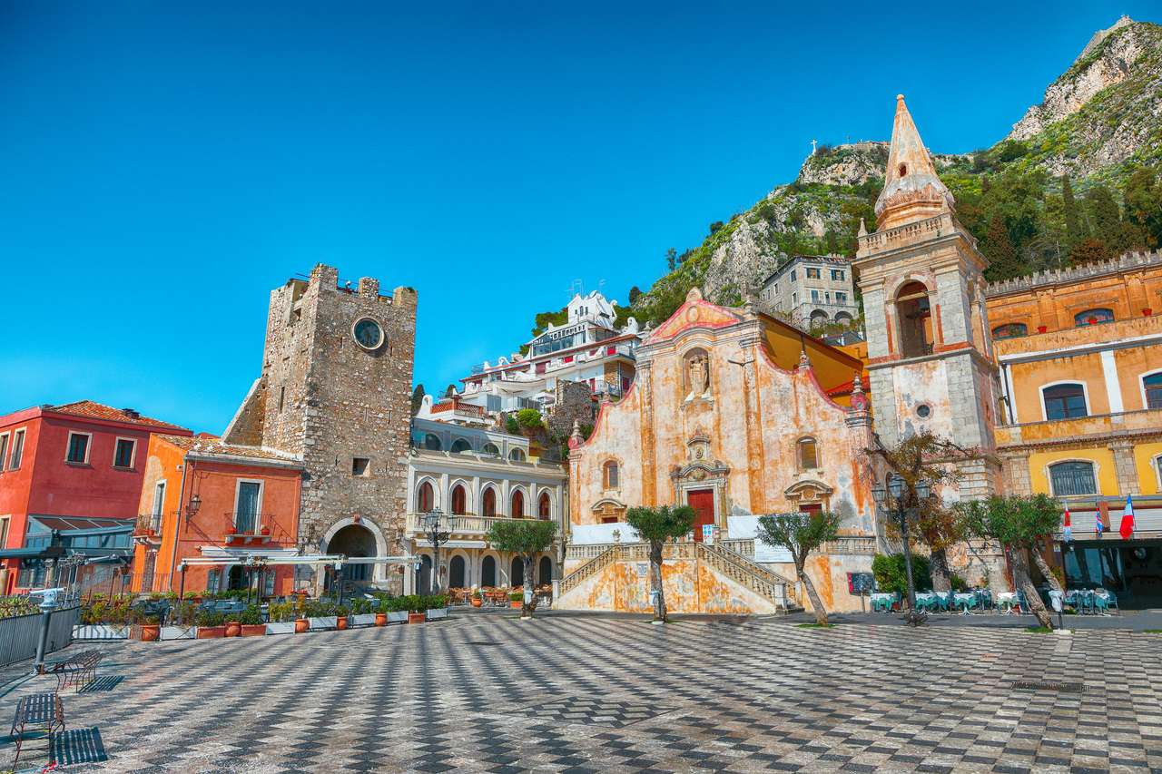 Belweder w Taorminie i kościół San Giuseppe puzzle online
