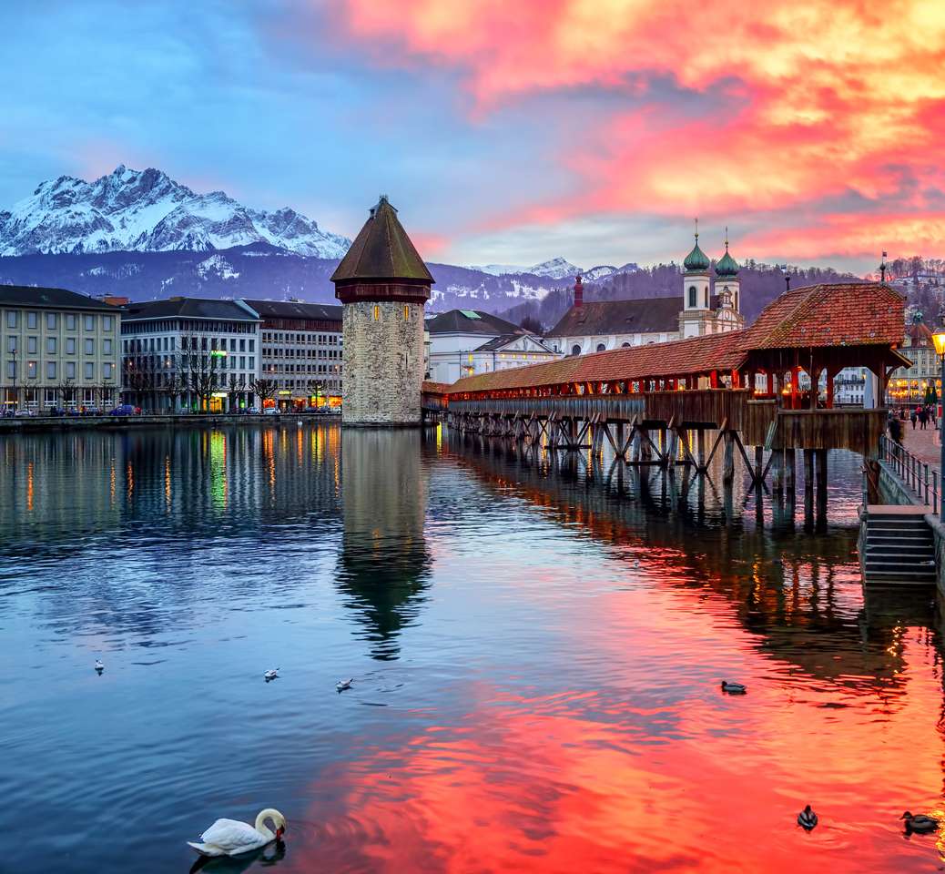 Dramatyczny zachód słońca nad starym miastem Lucerny puzzle online