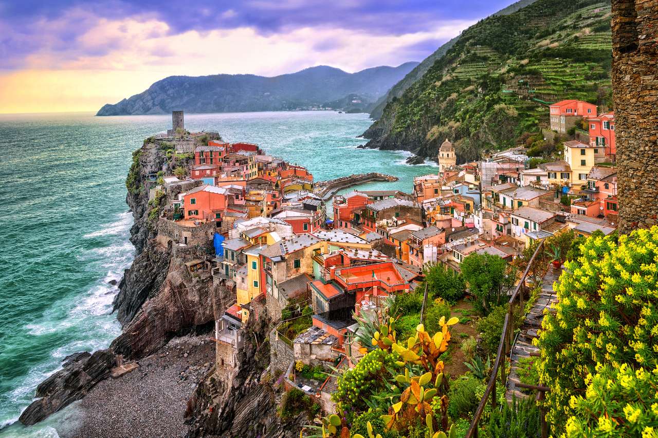 Vernazza w Cinque Terre, Liguria, Włochy, o zachodzie słońca puzzle online
