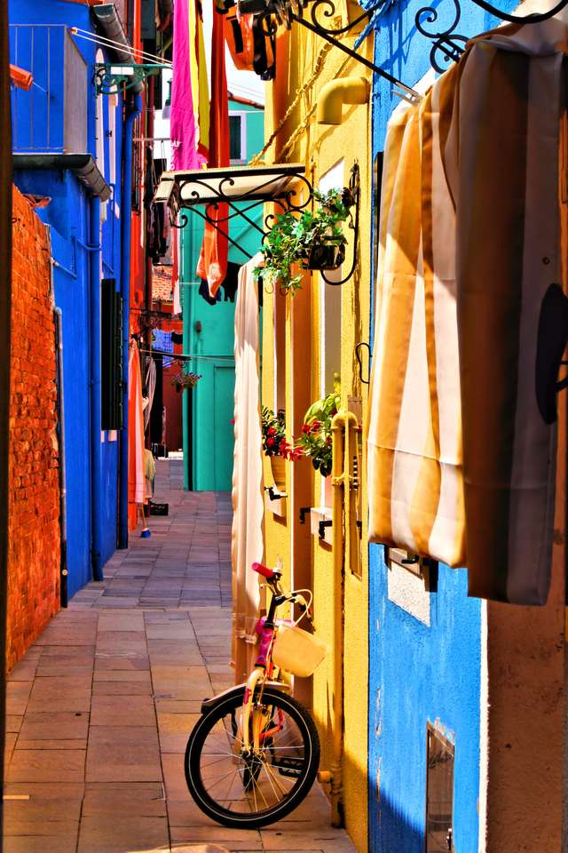 Tętniąca życiem, kolorowa ulica w Burano, Wenecja, Włochy puzzle online