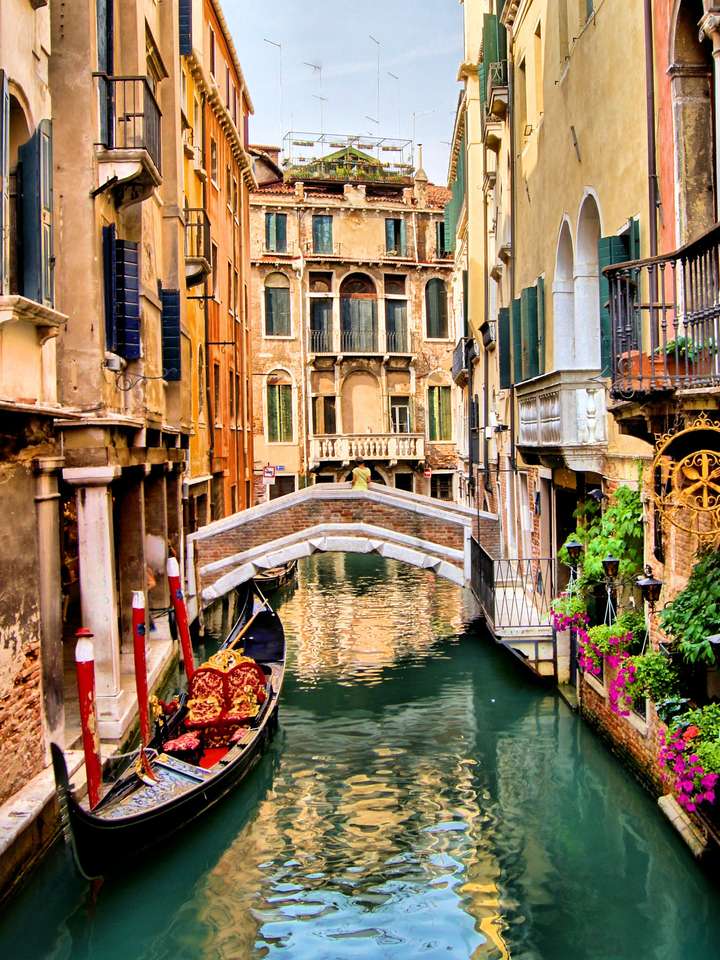Malowniczy kanał z gondolą, Wenecja, Włochy puzzle online