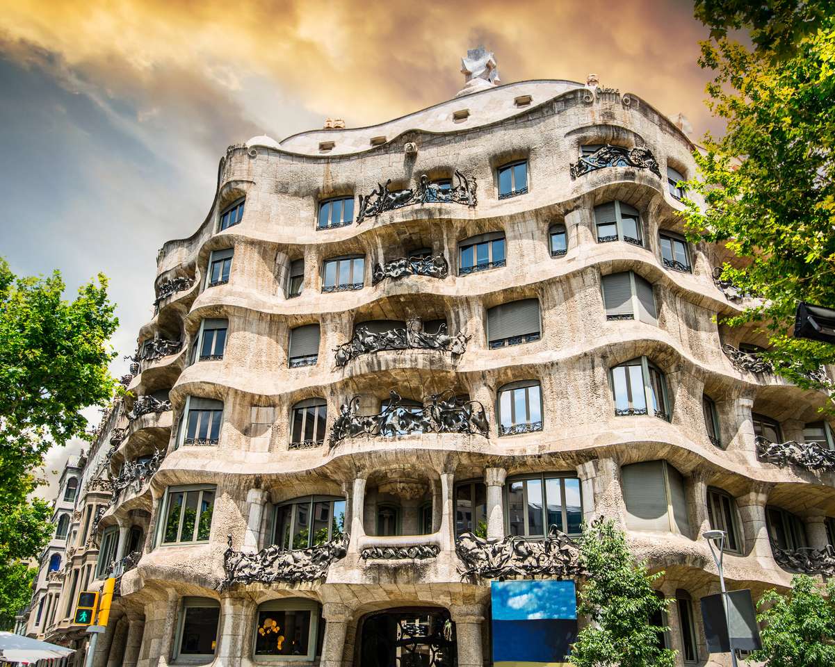 piękny widok na budynek La Pedrera w Barcelonie, Hiszpania puzzle online