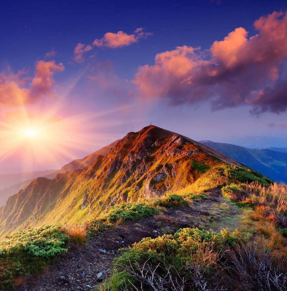 Piękny letni wschód słońca w górach puzzle online