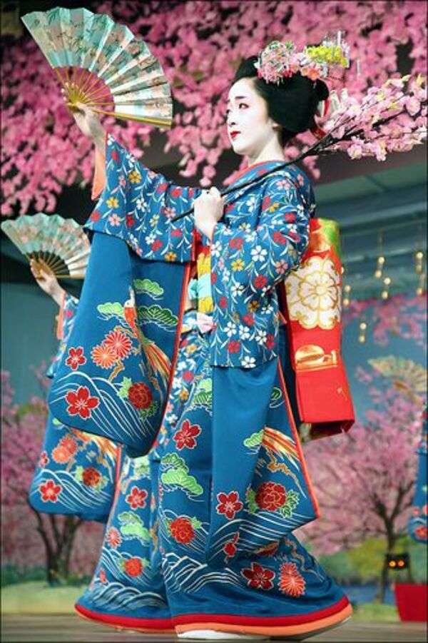 Dama w fantazyjnej sukience z Japonii - Art 1 puzzle online