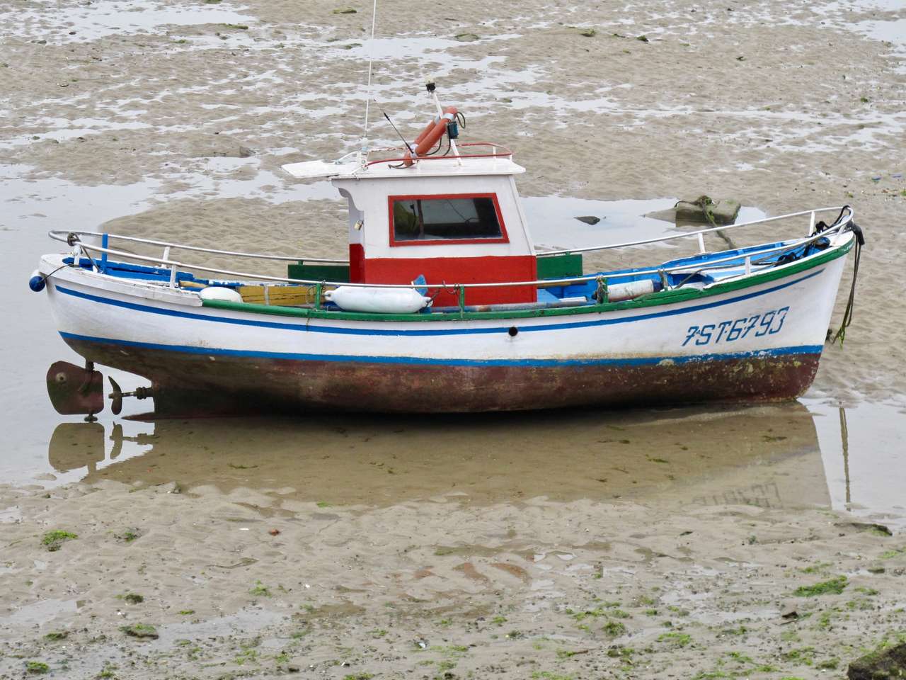 łódź podczas odpływu puzzle online
