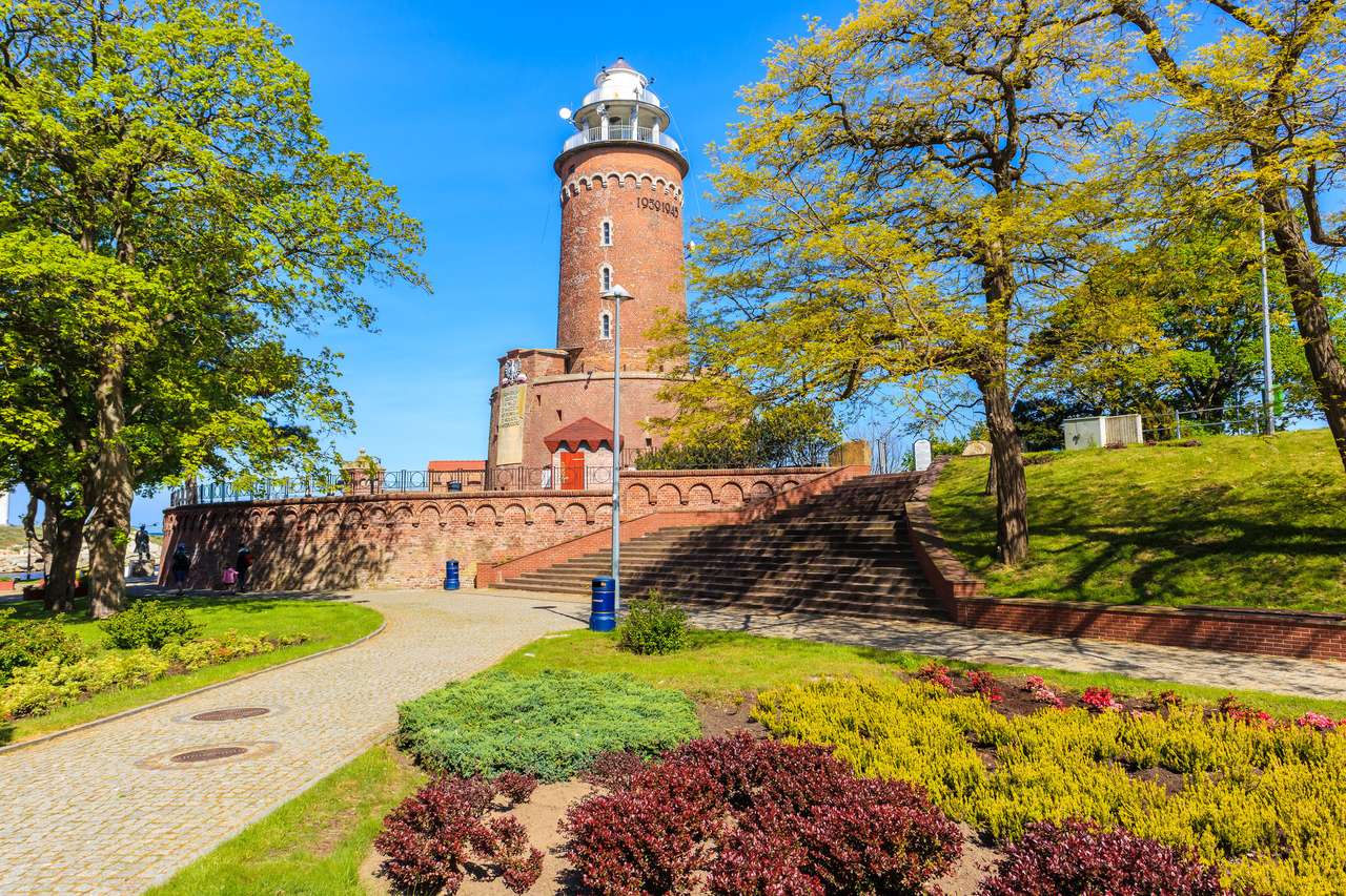 Wieża latarni morskiej w parku miejskim w Kołobrzegu puzzle online