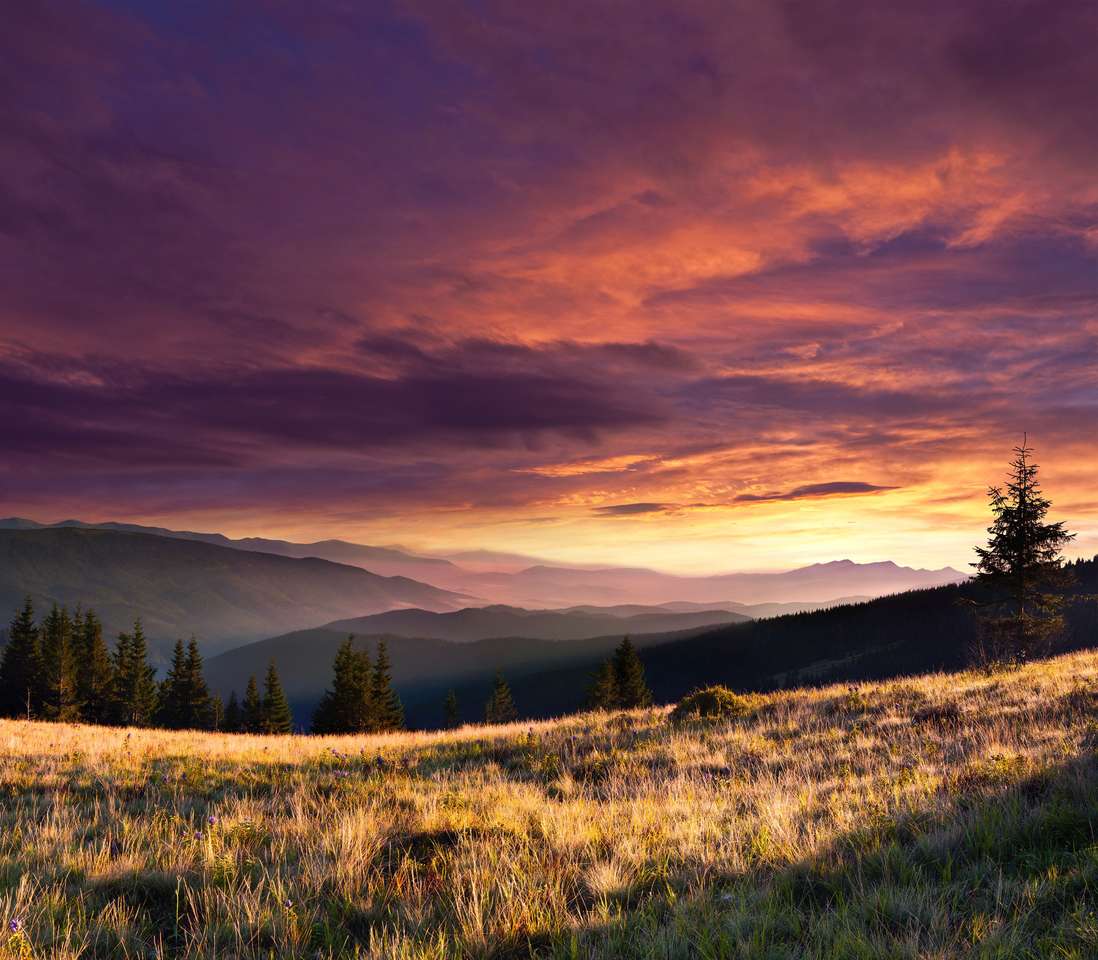Letni krajobraz w górach z dramatycznym niebem. puzzle online
